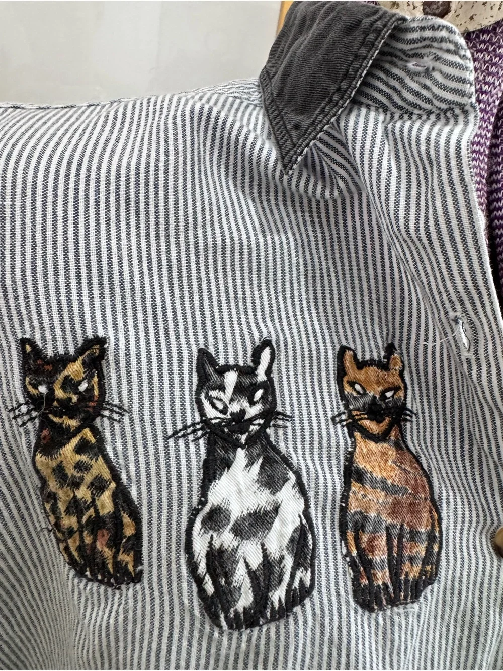 Vintage cotton 90’s Cat appliqué Striped Button-Up Shirt - petite L